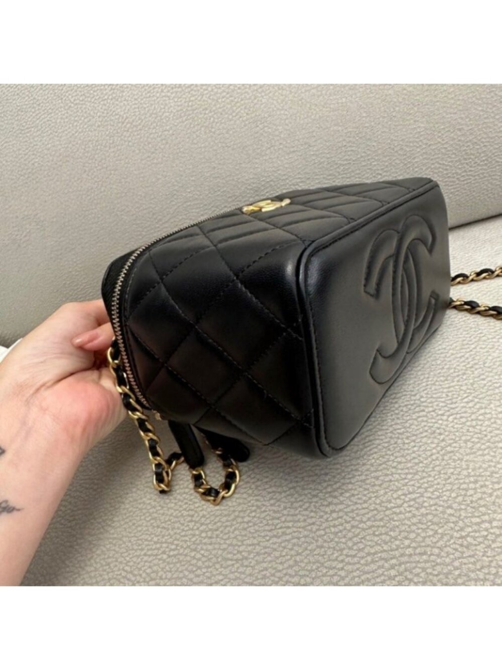 Chanel small black quilted lambskin chain cosmetic bag - Picture 6 of 9